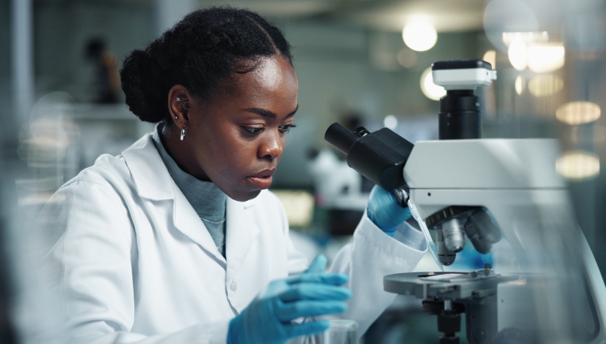 Healthcare researcher working in a life science laboratory.